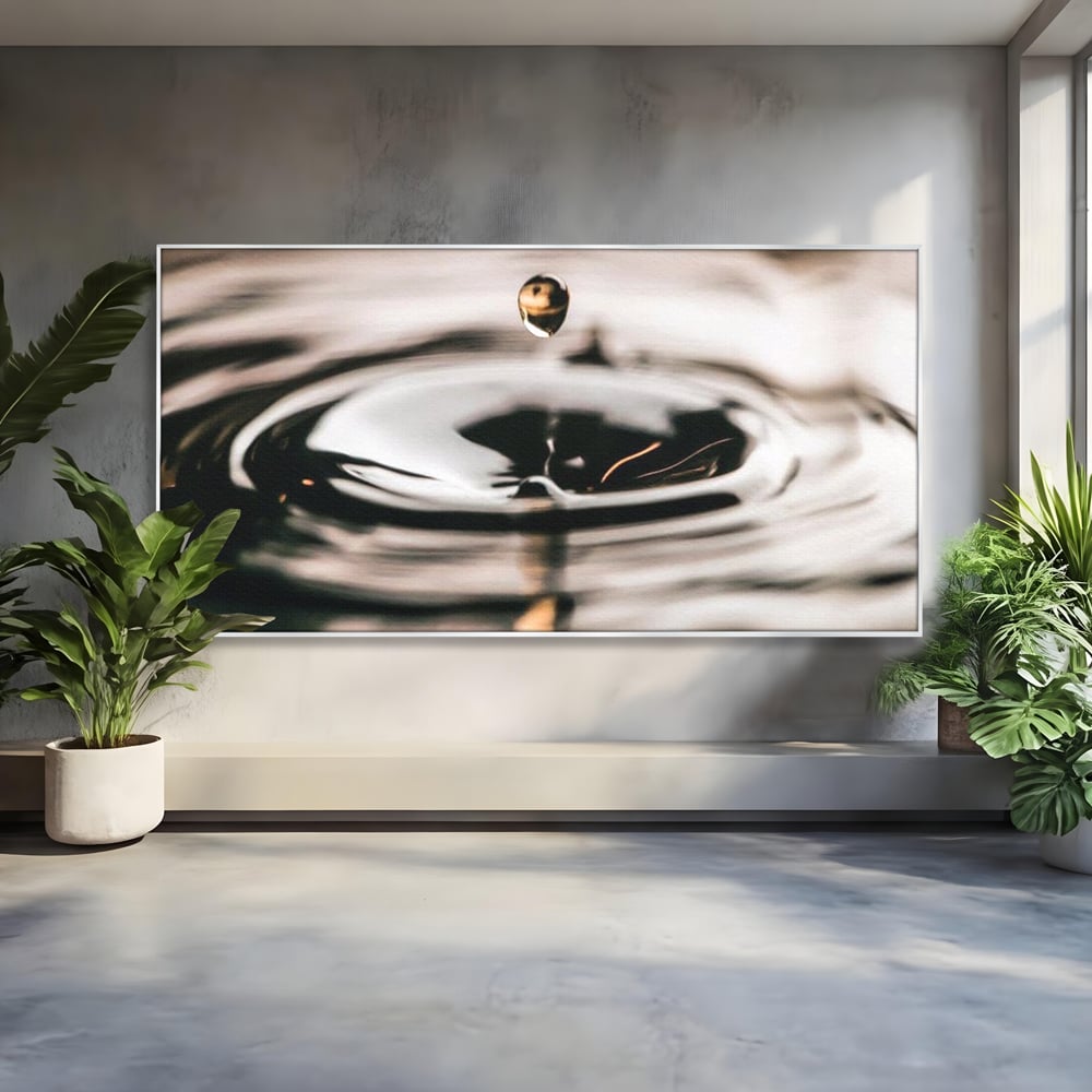 Tablou canvas cu picatura de apa cazand in valuri, in rama de aluminiu argintiu